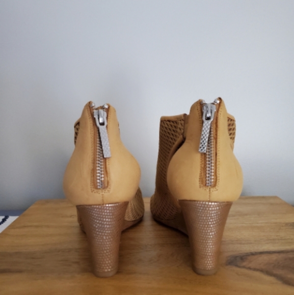 Donald J. Pliner Ankle Sanitized and Clean.  Next to New! Gorgeous Detailed Heel - Picture 3 of 6